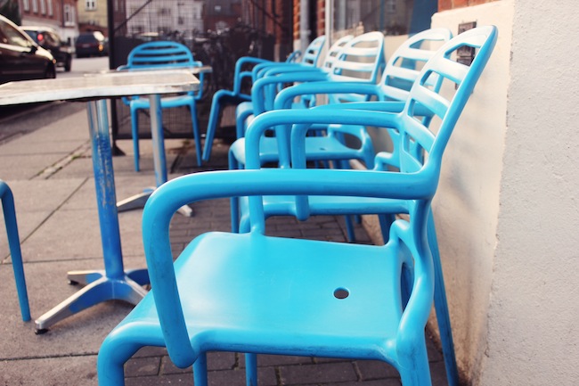 ... blå stole betyder sol, sommer og gode tider. 