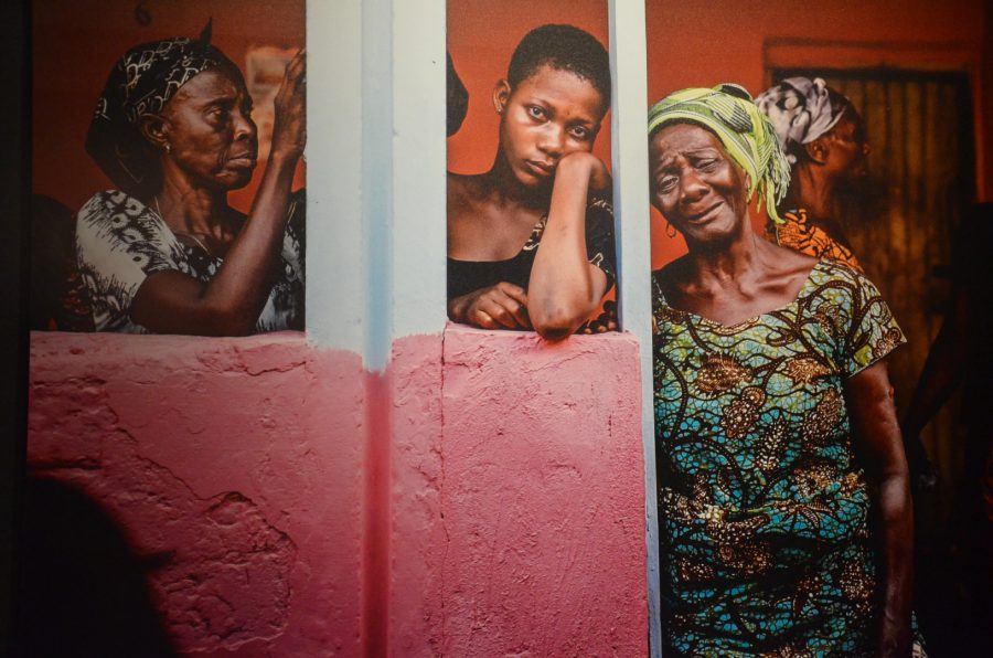 Kisterne er udstillet sammen med fotografier af Kasper Bo, der har fotograferet to begravelser i Ghana. Her kommer der mellem 500-1000 mennesker til én begravelse // Fotos: Kasper Bo