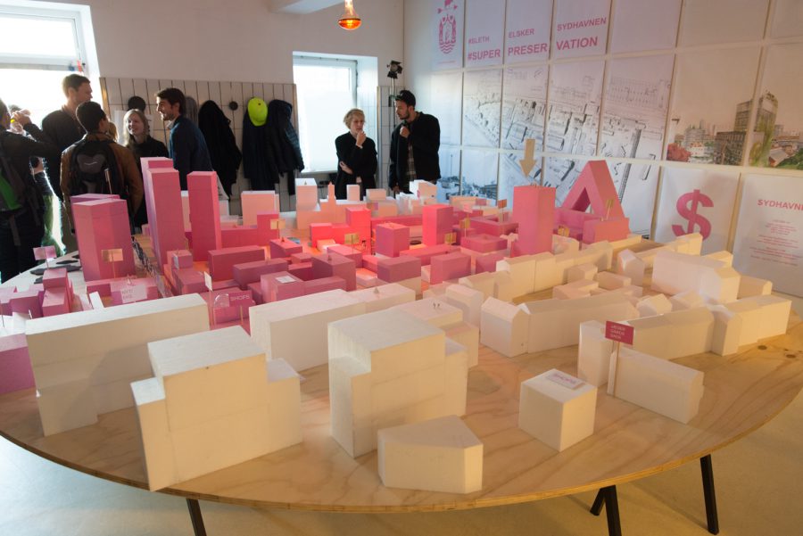 Arkitekterne hos SLETH viste deres bud på en fremtidsplan for området omkring Jægergaardsgade. De hvide bygninger er de eksisterende bygninger, som bliver stående. De lyserøde bygninger er nye bygninger. 