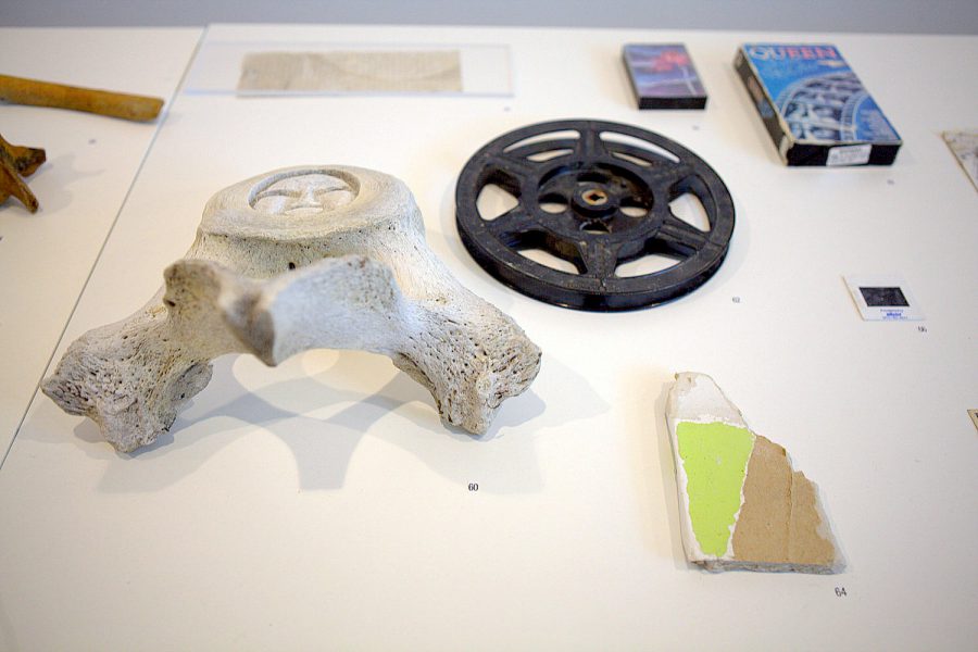 Her ses bl.a. et indgraveret hval ryghvirvel fra Alaska, en filmrulle og et stykke tapet fra et studie i New York, der støtter unge up-coming kunstnere. Alle er objekter, der menes at uddø på hver sin måde.