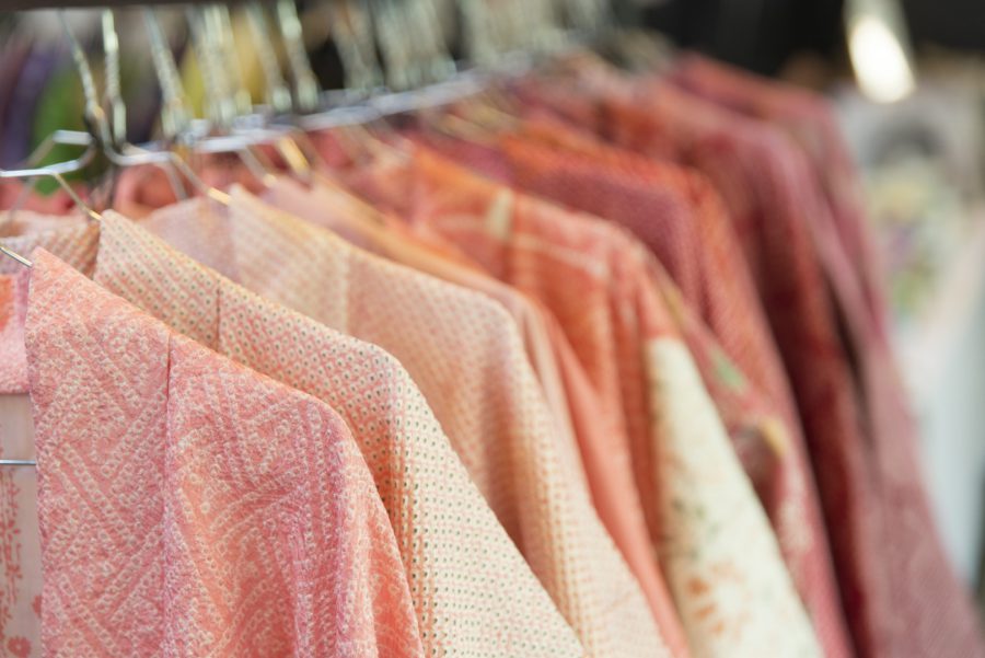 Dejlige farver hos Freckle & Punch. Her en samling af smukke og silkebløde vintage kimonoer.