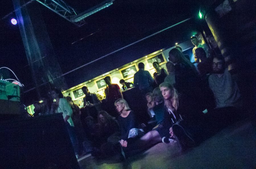 En stor del af publikum sad på gulvet og nød musikken // Foto: Johanne Teglgård Olsen