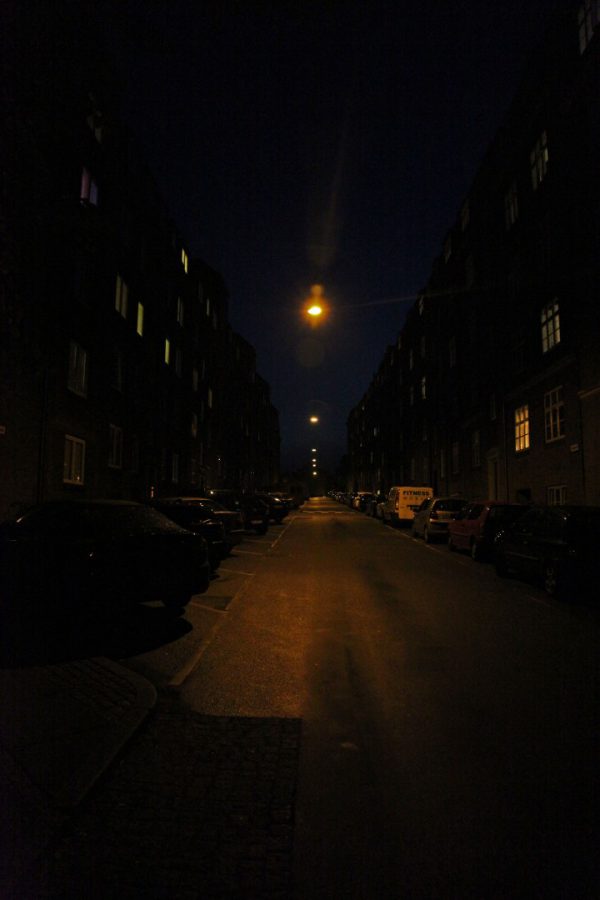 Mørket fremhæver byens lys, som oplyser aftenens gader.