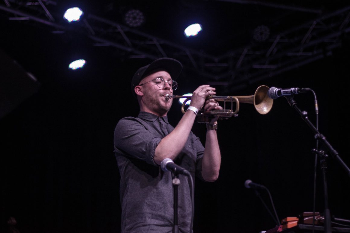 Mikkel Grevsen spillede trompet og althorn på scenens midte. 