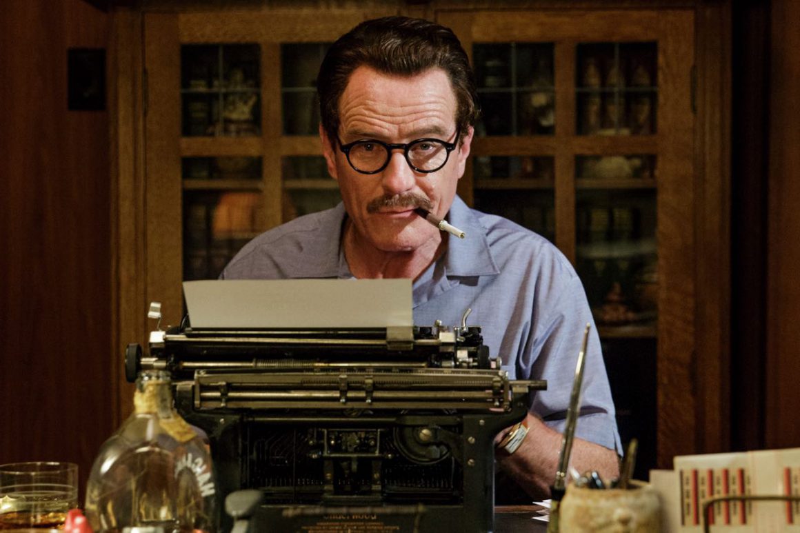 Bryan Cranston foran skrivemaskinen, der bliver Dalton Trumbos værktøj gennem hele den kolde krig. // Foto: Awardsdaily