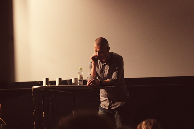 Bjarke Stender holder om sin mikrofon i introen. Lyden bliver anderledes intens. // Foto: Emilie Garbrecht Brodersen