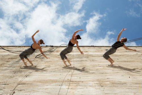 Har du nogensinde set dans på domkirkens tårn? Som en del af festivalen "Verdensbilleder" kan du opleve dansegrupper fra verden over – blandt andet den spanske dansegruppe Delréves. // Foto: Aarhus City