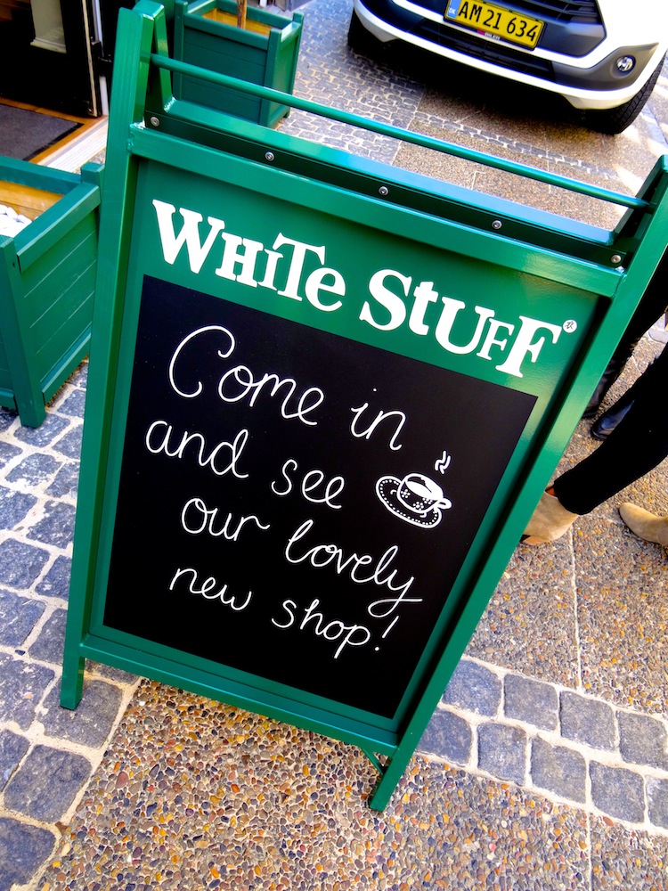 Allerede ved indgangen til butikken bliver du mødt at ægte britisk charme // Foto: Laura Lokdam
