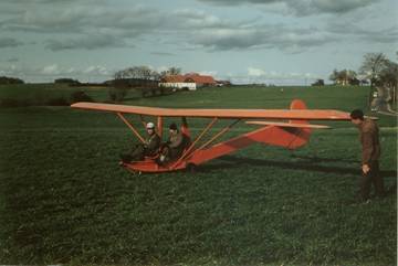 Foto: www.jaxi.dk///De første flyvemaskiner var svævefly. I begyndelsen af 1900-tallet gav deres konstruktion dog ikke megen mulighed for længere flyvning. Det foregik uden cockpit.