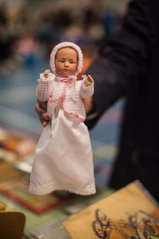 Ursula Petersen synes, det mest fascinerede ved dukken er ansigtsudtrykket. ”Det er en baby, men den har jo ikke ansigtsudtryk som en baby,” siger Ursula Petersen. Heubach-dukkerne er lavet efter rigtige børn, og Ursula Petersen undrer sig særligt over, at dem, der lavede dukkerne, så børnenes udtryk på den måde.