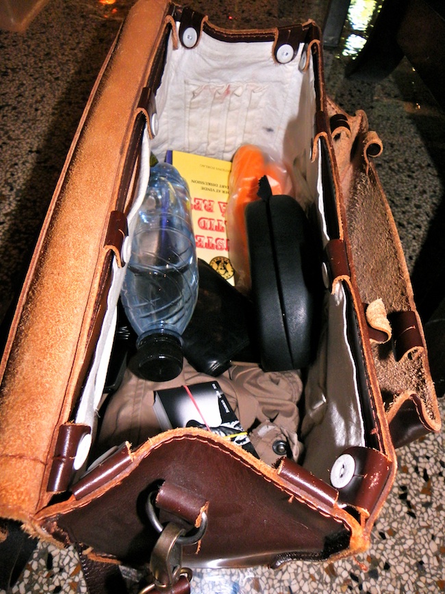 En forfatters kuffertindhold pakket til dagens ud-af-hjemmet skrivning