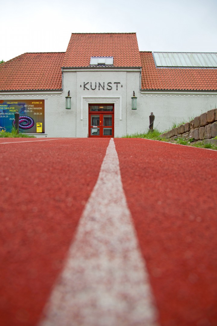 Det karakteristiske værk ”Shaped Canvas Track” leder for tiden de besøgende fra gaden og til Kunsthal Aarhus’ hovedindgang.