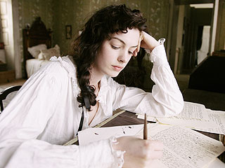 Anne Hathaway som Jane Austin i filmen Becoming Jane - dengang brevene var den eneste kommunikationsvej // Foto: Filmen Becoming Jane (2007)