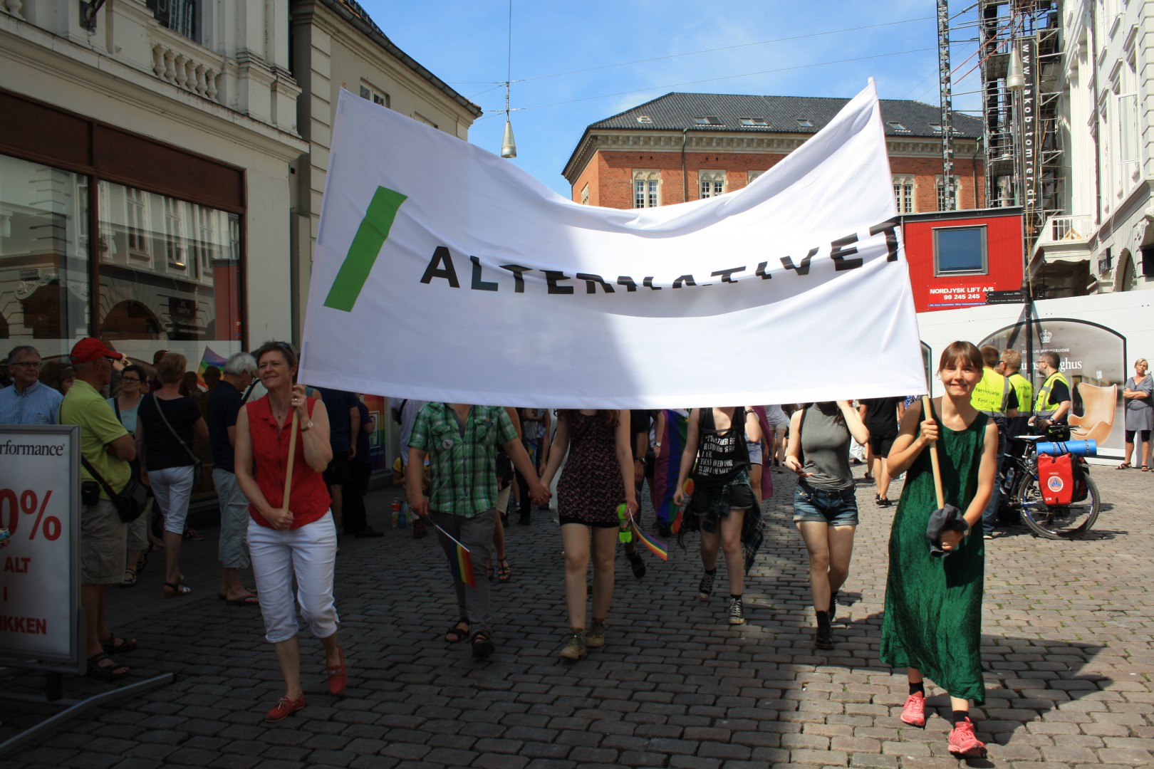 Alternativet havde medbragt deres store banner, da de gik på gaden for blandt andre LGBT personer // Foto: Emilie Schlie 
