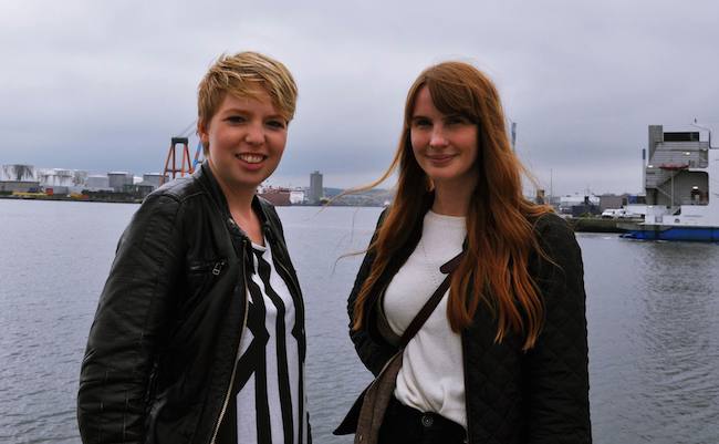 "Hej" Emma Louise Pedersen (v) og Ciara Caitlin Coogan (h) // Foto: Charlotte Thorlak