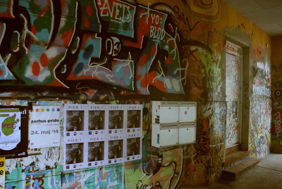 Graffiti og postkasser i Mejlgade. 