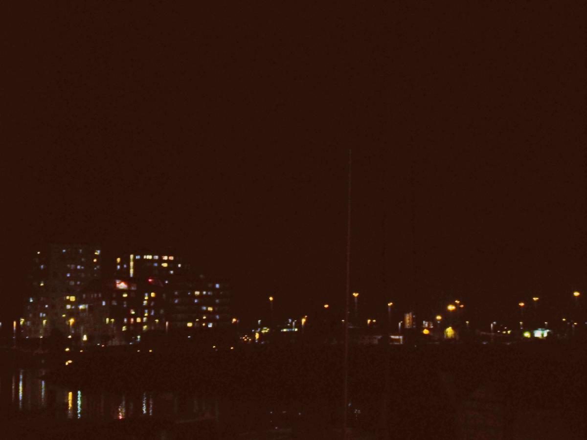 Foto: Daniel Boysen Pedersen. I ly af mørket viser havnen kun sin refleksion i skæret fra det kunstige lys.