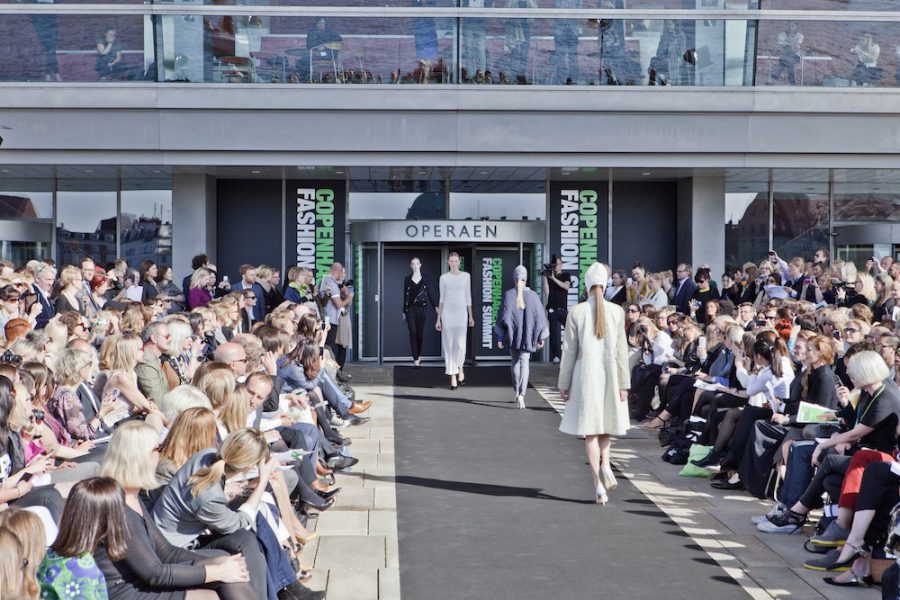 Flere og flere internationale brands arbejder med at lave kollektioner af bæredygtige materialer. Her bliver en kollektion vist frem på catwalken under Fashion Summit (Pressefoto).