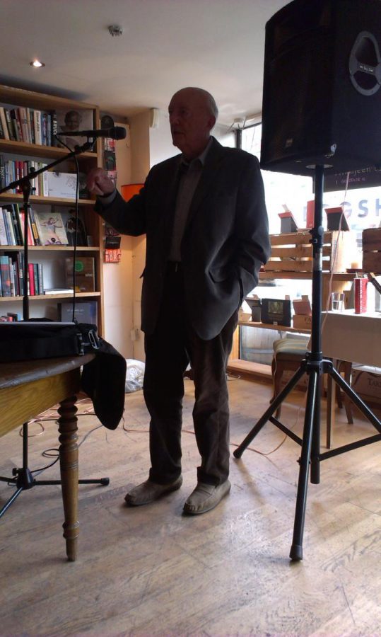Knud Sørensen læser op af sine landlige digte på Løve's Bogcafé. // Foto: Løve's