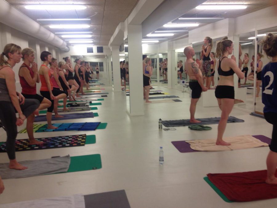 Yoga-instruktør Fie giver os instrukser // Foto: Maria Andersen